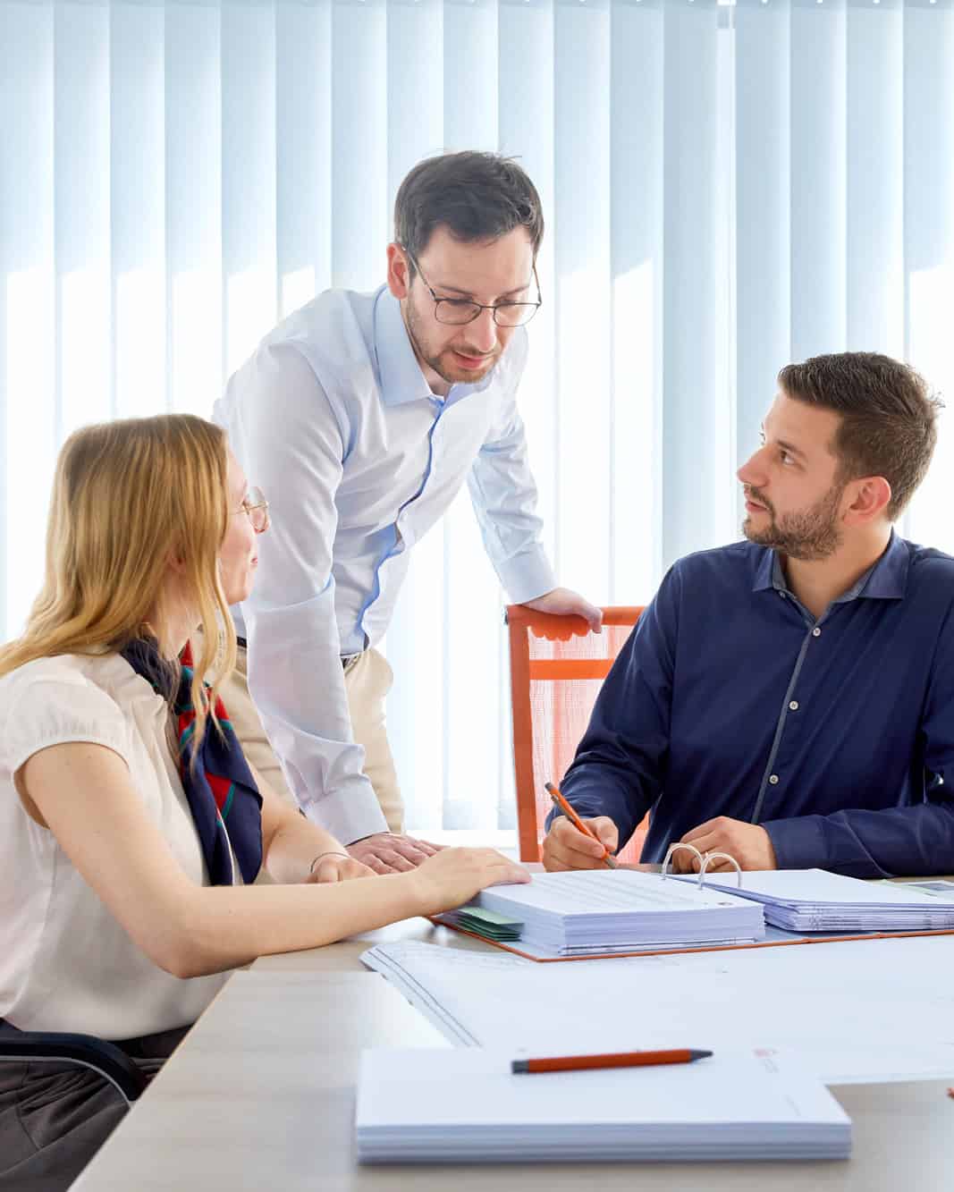 Teammeeting bei der BBL-Unternehmensgruppe für innovative Lösungen in hellem Besprechungsraum