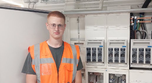 Mitarbeitender vor Installationsschränken